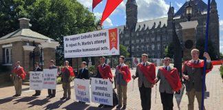 Mladi katolici molili krunicu u znak prosvjeda protiv pro-LGBT konferencije oca Jamesa Martina Mladi katolici molili krunicu u znak prosvjeda protiv pro-LGBT konferencije oca Jamesa Martina
