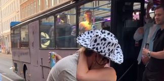 Mladić se se zabavljao na svojoj momačkoj, a onda ga je neočekivani susret rasplakao