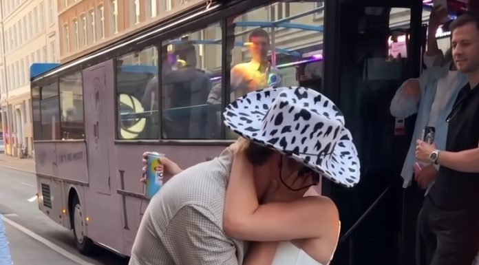 Mladić se se zabavljao na svojoj momačkoj, a onda ga je neočekivani susret rasplakao