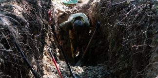 Uhićen bolničar iz pakla: Prekopavao grobove i jeo ostatke ljudskih tijela Uhićen bolničar iz pakla: Prekopavao grobove i jeo ostatke ljudskih tijela