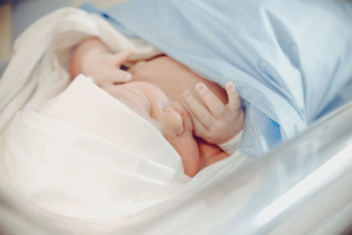 Ova beba ima 8 mjeseci, a nosi odjeću za petogodišnjake