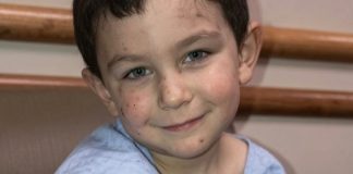 Dječak (5) kroz prozor spasio sestru (2) iz požara, pa se vratio po psa