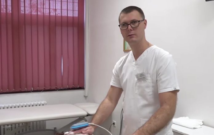 Slabovidni doktor Nadir vodi svoje poduzeće i dokazuje da invaliditet nije prepreka za uspjeh