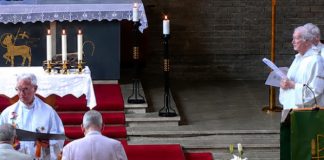 Kardinal i dva biskupa blagoslovili istospolni par i slavili misu zahvalnosti za njihovu godišnjicu veze Kardinal i dva biskupa blagoslovili istospolni par i slavili misu zahvalnosti za njihovu godišnjicu veze