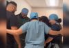 Predivan prizor: Medicinski tim moli za pacijente prije operacija Predivan prizor: Medicinski tim moli za pacijente prije operacija