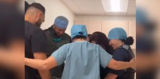 Predivan prizor: Medicinski tim moli za pacijente prije operacija Predivan prizor: Medicinski tim moli za pacijente prije operacija