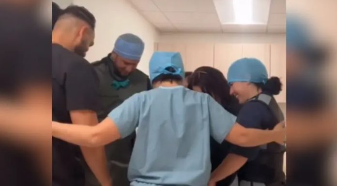 Predivan prizor: Medicinski tim moli za pacijente prije operacija