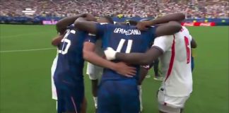 Igrači Francuske i Engleske reprezentacije zajedno molili nakon utakmice Igrači Francuske i Engleske reprezentacije zajedno molili nakon utakmice