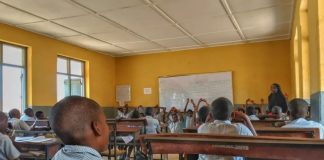 Teroristi upali u školu i oteli desetke učenika u novom napadu u Nigeriji Teroristi upali u školu i oteli desetke učenika u novom napadu u Nigeriji