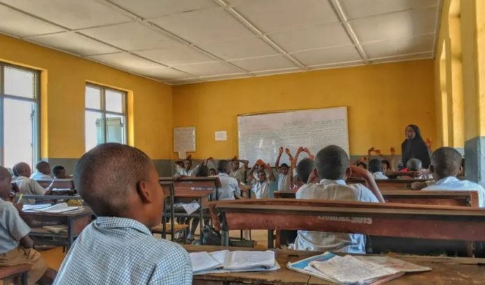 Teroristi upali u školu i oteli desetke učenika u novom napadu u Nigeriji