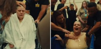 Žena ostavila invalidska kolica i masku s kisikom kako bi se krstila u zatvoru Žena ostavila invalidska kolica i masku s kisikom kako bi se krstila u zatvoru
