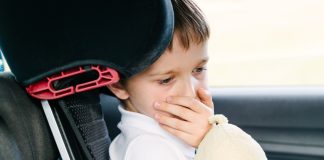 Majka bespomoćno gledala kako se sin guši u autu, spas stigao na dva kotača