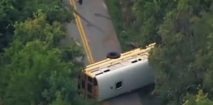 Potrebne molitve: Prevrnuo se autobus pun učenika, ima ozlijeđenih