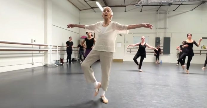 Ova 99-godišnja balerina ne planira prestati podučavati svoje učenice