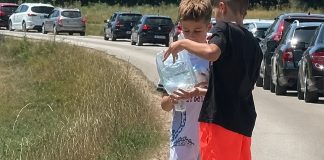 Dječaci Ljubo i Šime obilazili su kolonu i putnicima na granici dijelili vodu
