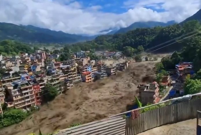 Strava u Nepalu: Bujica odnosi naselja, ima mrtvih i na stotine nestalih
