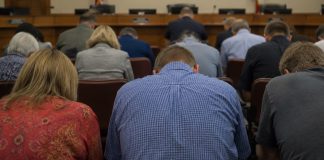 Hrvatski vijećnik se pobunio protiv molitve u općinskom vijeću, oglasila se i pravobraniteljica
