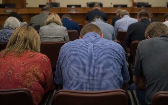 Hrvatski vijećnik se pobunio protiv molitve u općinskom vijeću, oglasila se i pravobraniteljica