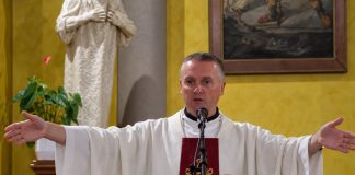 Svećenik Krunoslav porukom o braku i roditeljima izazvao lavinu reakcija: „Bježite od punca, punice, svekra i svekrve!”