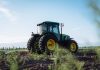 Prevrnuo se traktor s prikolicom punom djece nakon crkvene službe, više osoba u kritičnom stanju