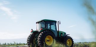 Prevrnuo se traktor s prikolicom punom djece nakon crkvene službe, više osoba u kritičnom stanju