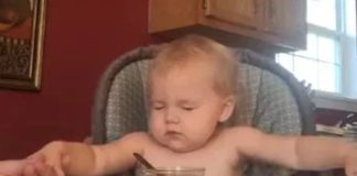 Ova preslatka djevojčica će vas oduševiti kada vidite kako se moli s mamom i tatom prije jela