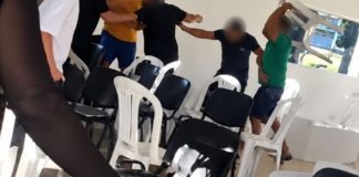Skupina napadača upala u crkvu, napala vjernike stolicama i prijetila ubojstvom pastora