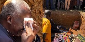 Nigerijski pastor plakao u masovnoj grobnici tijekom ukopa članova njegove crkve
