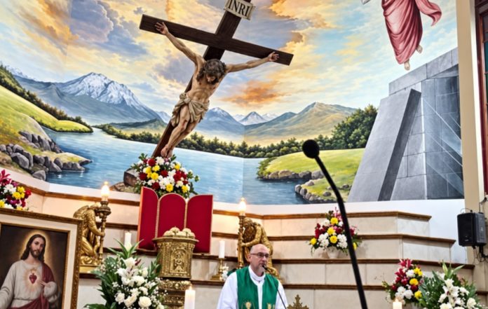Na svećenika tijekom mise pao križ, preminuo je