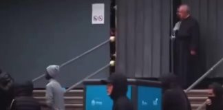 Svećenik pokazao prosvjednicima srednji prst, ne žali zbog toga