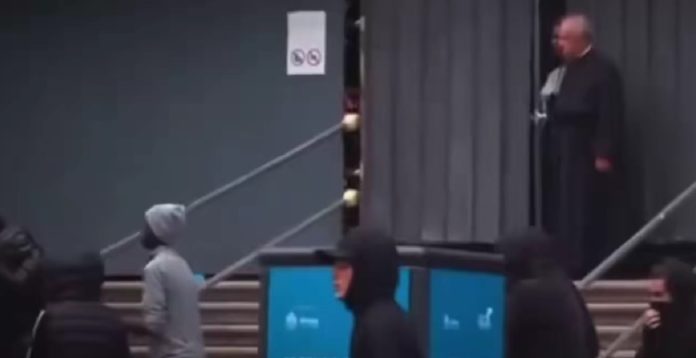 Svećenik pokazao prosvjednicima srednji prst, ne žali zbog toga