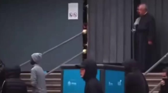 Svećenik pokazao prosvjednicima srednji prst, ne žali zbog toga